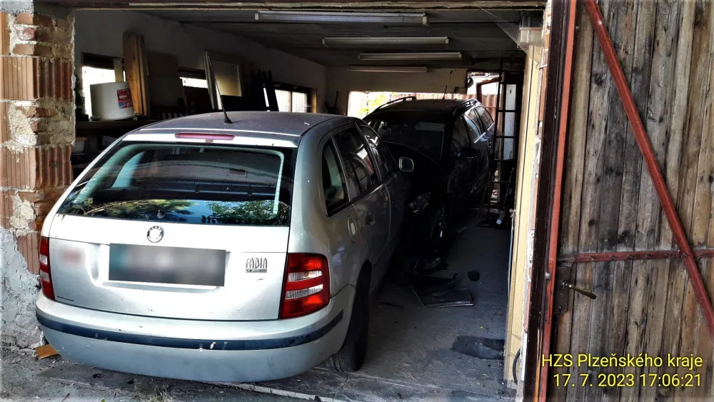 Auto vyjelo ze silnice a vletělo do garáže, kde zdemolovalo zaparkovaný vůz, řidič utrpěl zranění