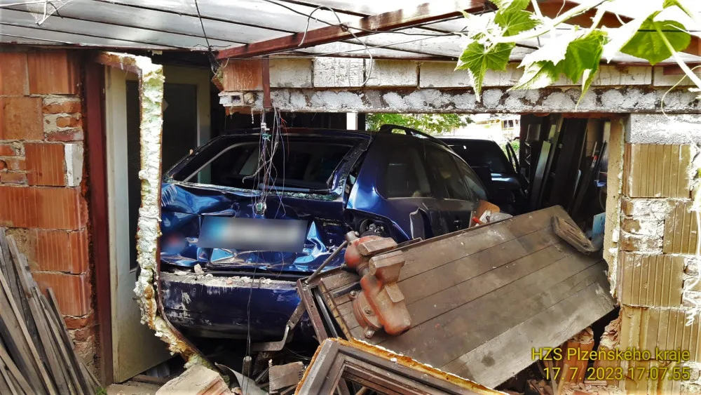 Auto vyjelo ze silnice a vletělo do garáže, kde zdemolovalo zaparkovaný vůz, řidič utrpěl zranění