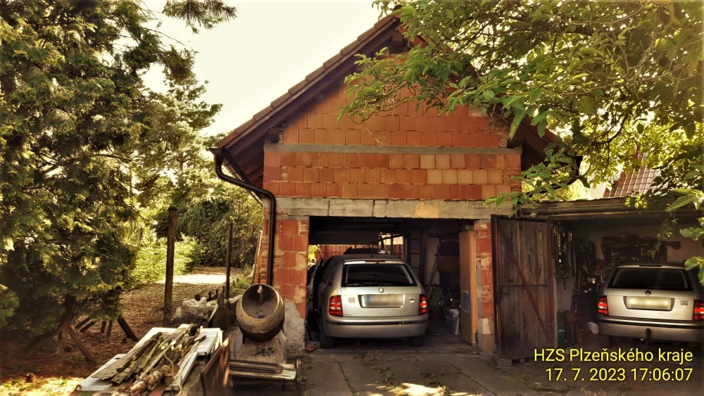 Auto vyjelo ze silnice a vletělo do garáže, kde zdemolovalo zaparkovaný vůz, řidič utrpěl zranění