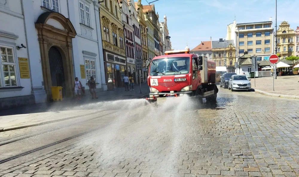 Kropící vůz vyjíždí do ulic v centru Plzně, jakmile teplota překročí třicítku