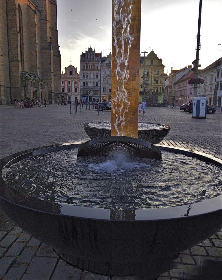 Vandalové poškozují při svých letních koupelích zlacené kašny na náměstí. Nejčastěji v nich řádí opilí Němci