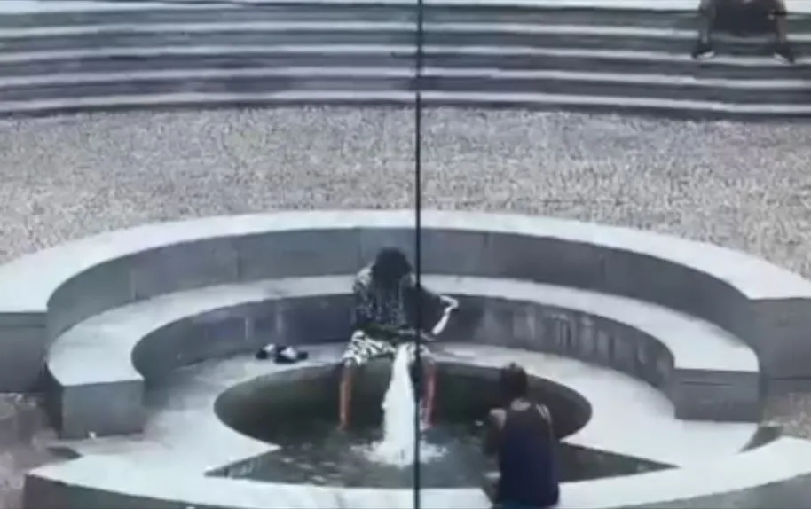 Tento výtečník si v kašně na Americké třídě pral špinavé prádlo