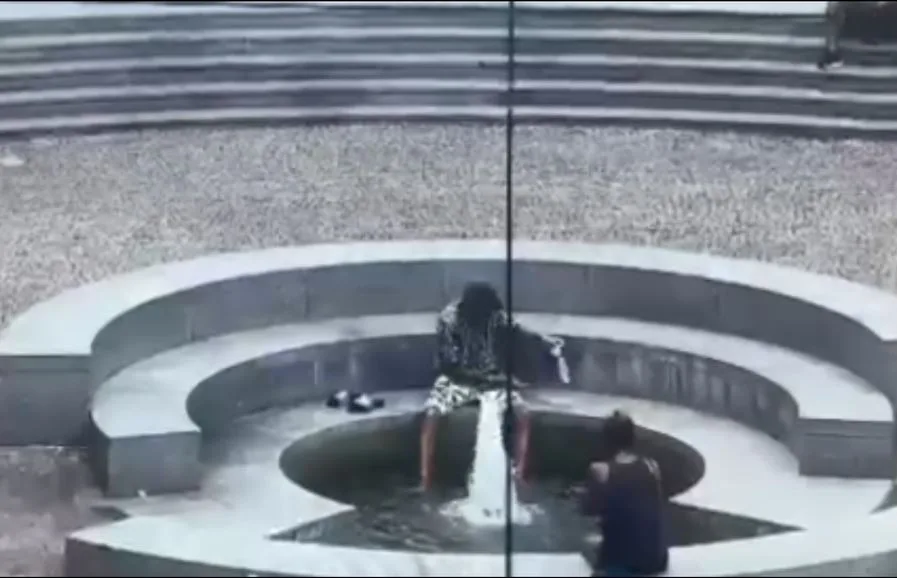 Tento výtečník si v kašně na Americké třídě pral špinavé prádlo