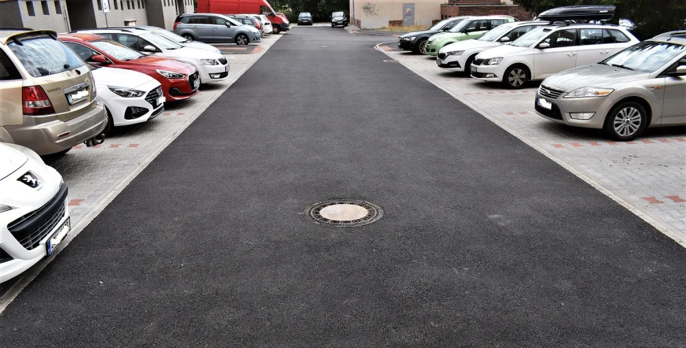 Po rekonstrukci slepého konce Manětínské ulice mají obyvatelé k dispozici třikrát více parkovacích míst