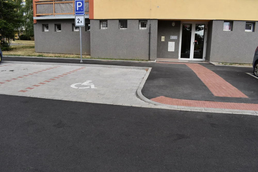 Po rekonstrukci slepého konce Manětínské ulice mají obyvatelé k dispozici třikrát více parkovacích míst