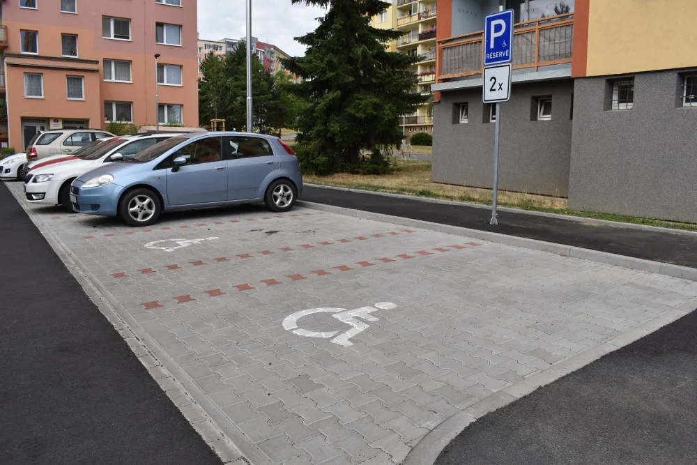 Po rekonstrukci slepého konce Manětínské ulice mají obyvatelé k dispozici třikrát více parkovacích míst
