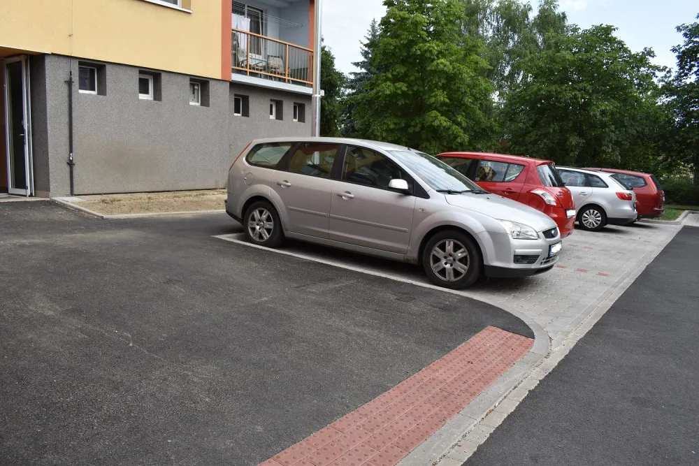 Po rekonstrukci slepého konce Manětínské ulice mají obyvatelé k dispozici třikrát více parkovacích míst