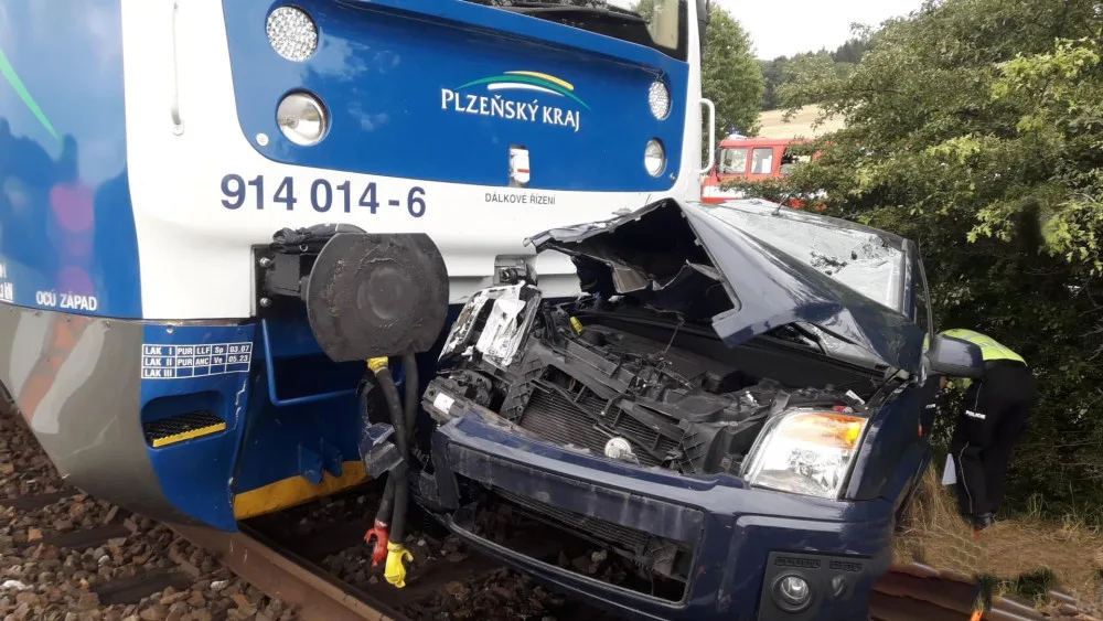 Vlak smetl na přejezdu osobní auto, řidičku museli na místě resuscitovat