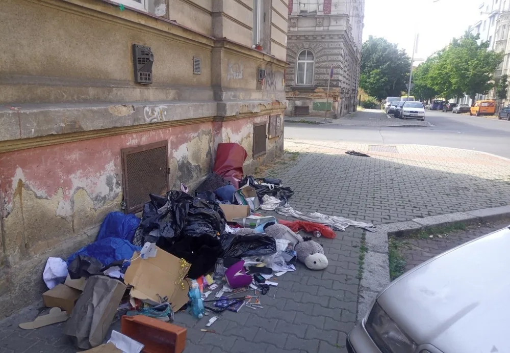 Hromada nepořádku v Plachého ulici