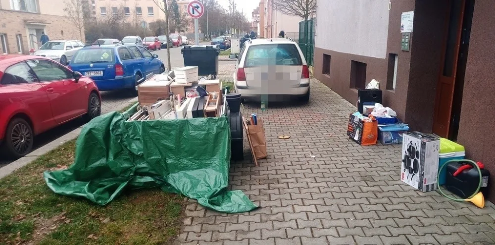 Strážníci dopadli dva pachatele, kteří založili černou skládku. Radnice prověřuje dalších 213 podnětů k úklidu