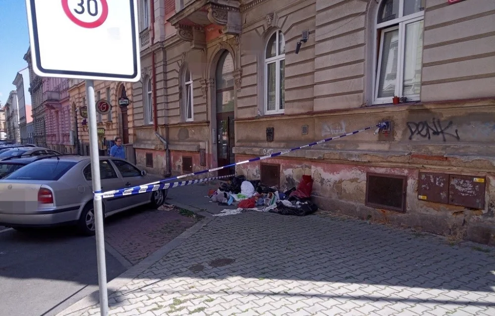 Strážníci dopadli dva pachatele, kteří založili černou skládku. Radnice prověřuje dalších 213 podnětů k úklidu