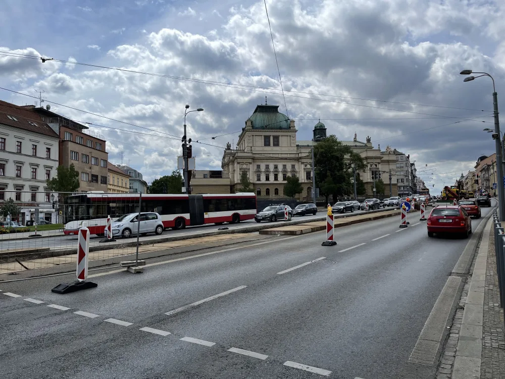 Také loni v létě už se opravovala tramvajová trať na Klatovské třídě na několika úsecích.