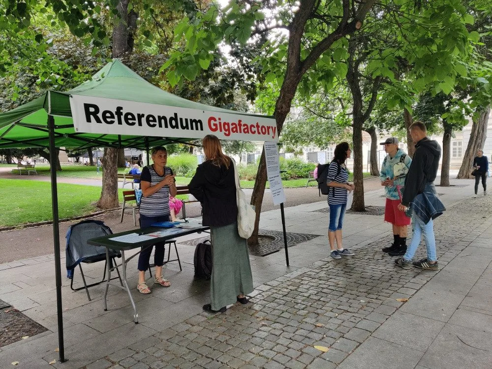 Odpůrci gigafactory chtějí vyvolat referendum, aby město zablokovalo své pozemky v Líních