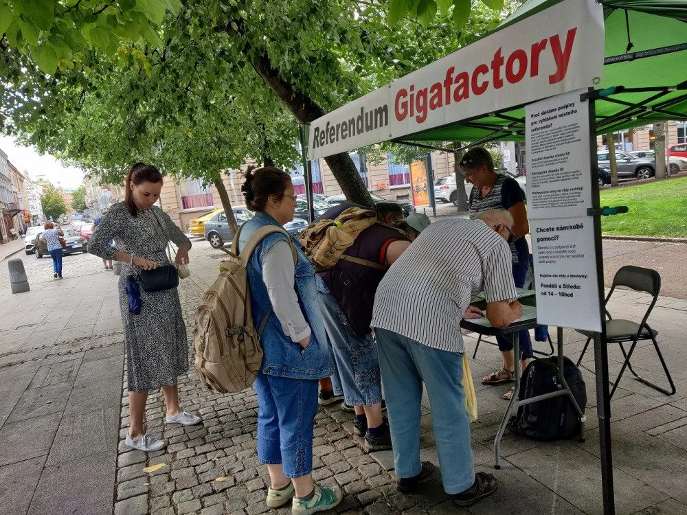 Odpůrci gigafactory chtějí vyvolat referendum, aby město zablokovalo své pozemky v Líních