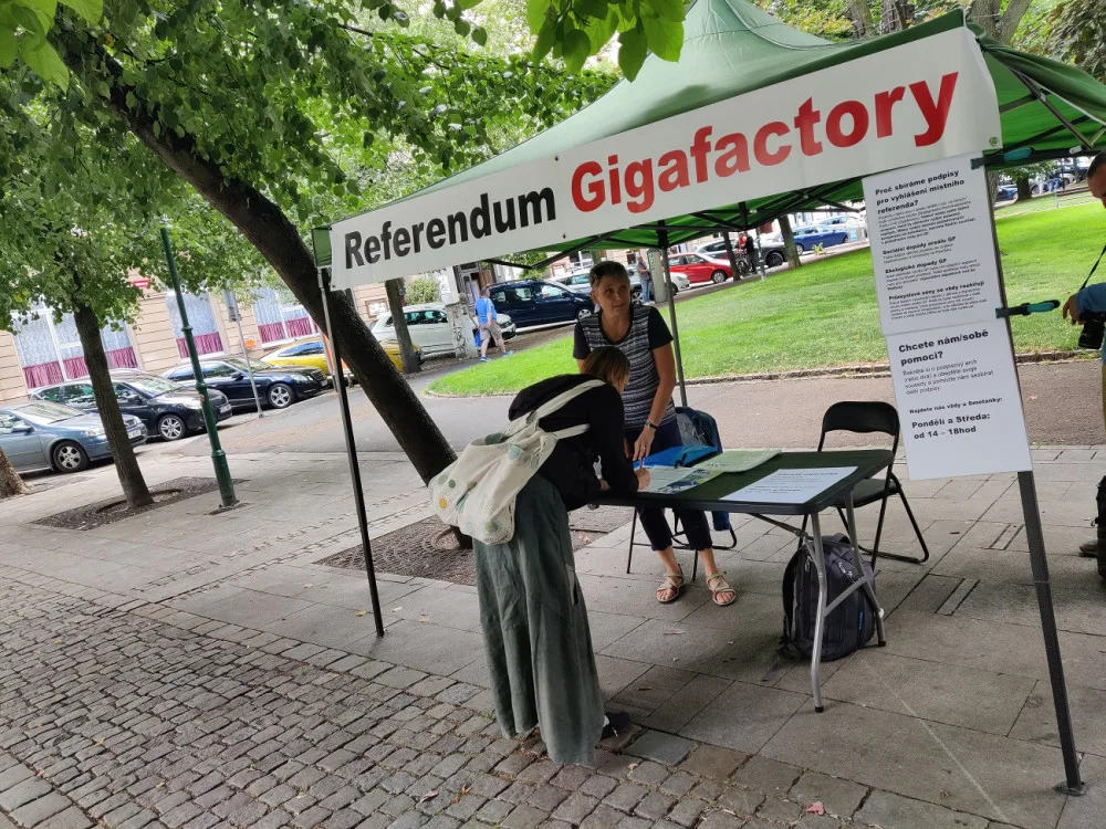 Odpůrci gigafactory chtějí vyvolat referendum, aby město zablokovalo své pozemky v Líních