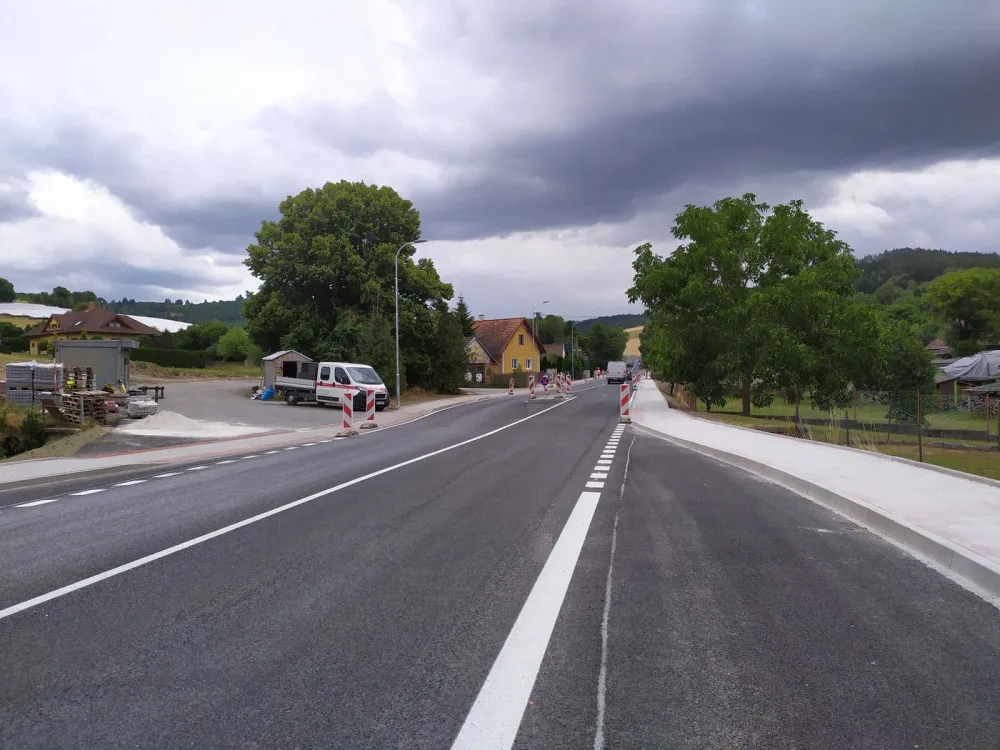 Řidičům se konečně zrychlí jízda po silnici I/22. Práce na průtahu obcí Kocourov jsou u konce