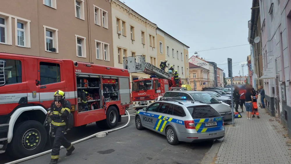 Hasiči zasahují u požáru ve vnitrobloku na Slovanech, domovy musely opustit desítky lidí