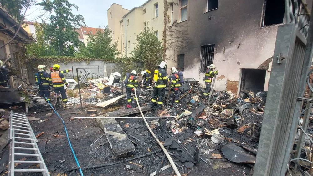 Hasiči zasahují u požáru ve vnitrobloku na Slovanech, domovy musely opustit desítky lidí