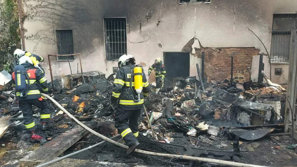 Hasiči zasahují u požáru ve vnitrobloku na Slovanech, domovy musely opustit desítky lidí