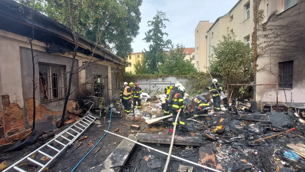 Hasiči zasahují u požáru ve vnitrobloku na Slovanech, domovy musely opustit desítky lidí