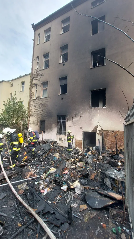 Hasiči zasahují u požáru ve vnitrobloku na Slovanech, domovy musely opustit desítky lidí