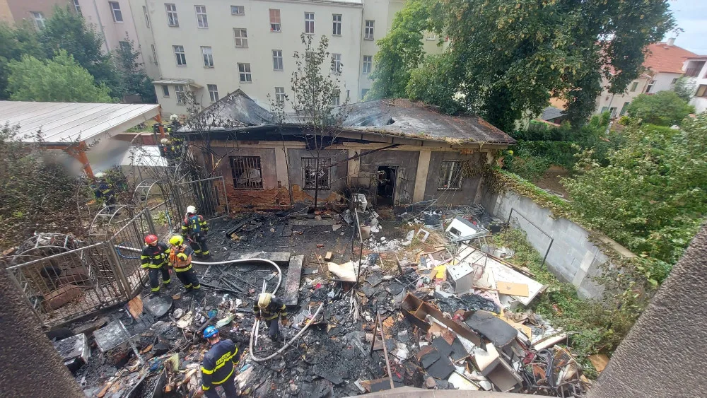 Hasiči zasahují u požáru ve vnitrobloku na Slovanech, domovy musely opustit desítky lidí