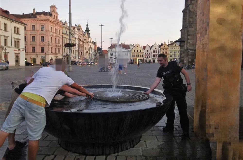 V kašnách se rádi koupou zahraniční turisté.