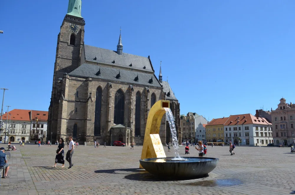 Zlacené kašny zdobí plzeňské náměstí už 13 let, mnohdy v nich ale cachtají opilí turisté