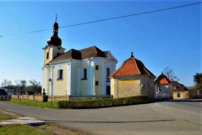 Za symbolickou jednu korun převzaly Žinkovy od církve kostel na náměstí, dominantu plánují opravit