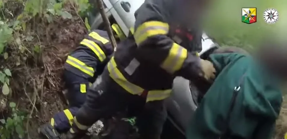Policie zveřejnila dramatické video z výjezdu k velmi vážné nehodě, při které se zranily i čtyři děti