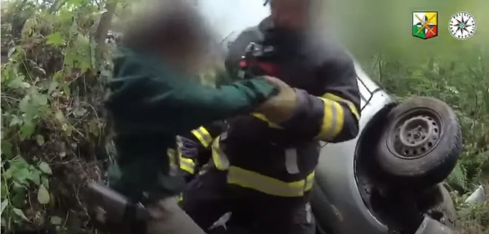 Policie zveřejnila dramatické video z výjezdu k velmi vážné nehodě, při které se zranily i čtyři děti