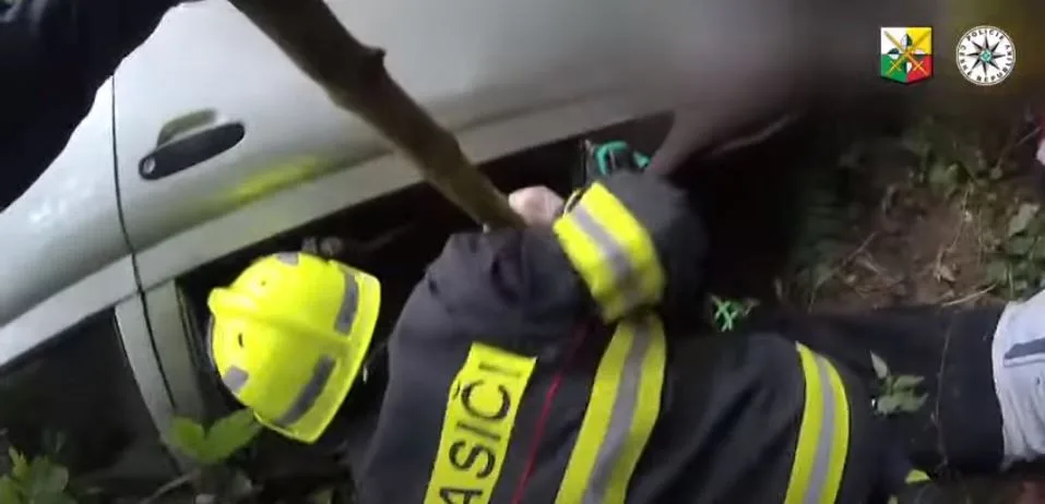 Policie zveřejnila dramatické video z výjezdu k velmi vážné nehodě, při které se zranily i čtyři děti