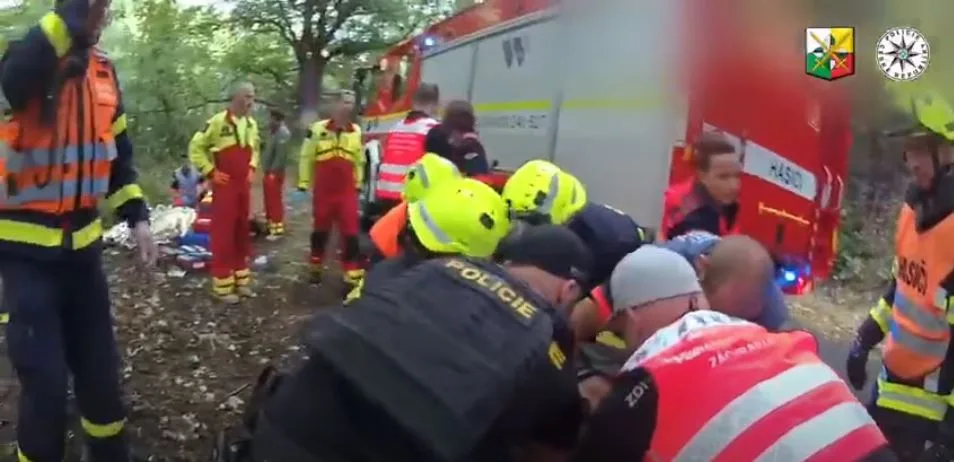 Policie zveřejnila dramatické video z výjezdu k velmi vážné nehodě, při které se zranily i čtyři děti