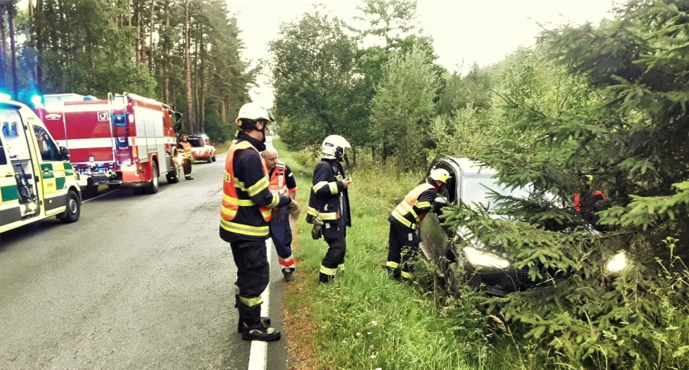Masivní SUV skončilo po tvrdém střetu s divočákem mimo silnici. Zvíře nehodu nepřežilo