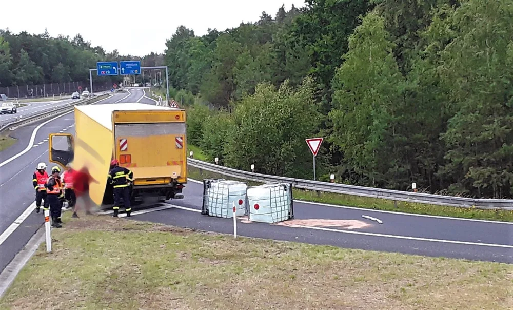 Auto převážející obří barely s tekutým louhem havarovalo za Plzní. Z nádob ležících na silnici uniklo malé množství látky
