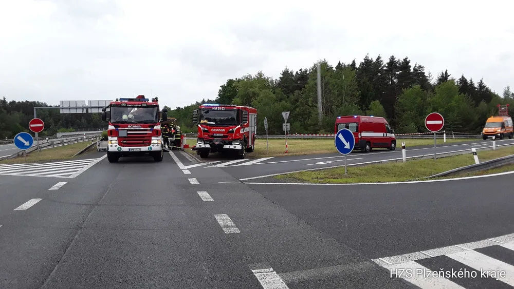 Auto převážející obří barely s tekutým louhem havarovalo za Plzní. Z nádob ležících na silnici uniklo malé množství látky