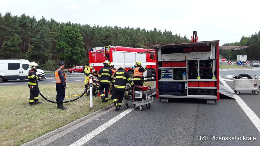 Auto převážející obří barely s tekutým louhem havarovalo za Plzní. Z nádob ležících na silnici uniklo malé množství látky