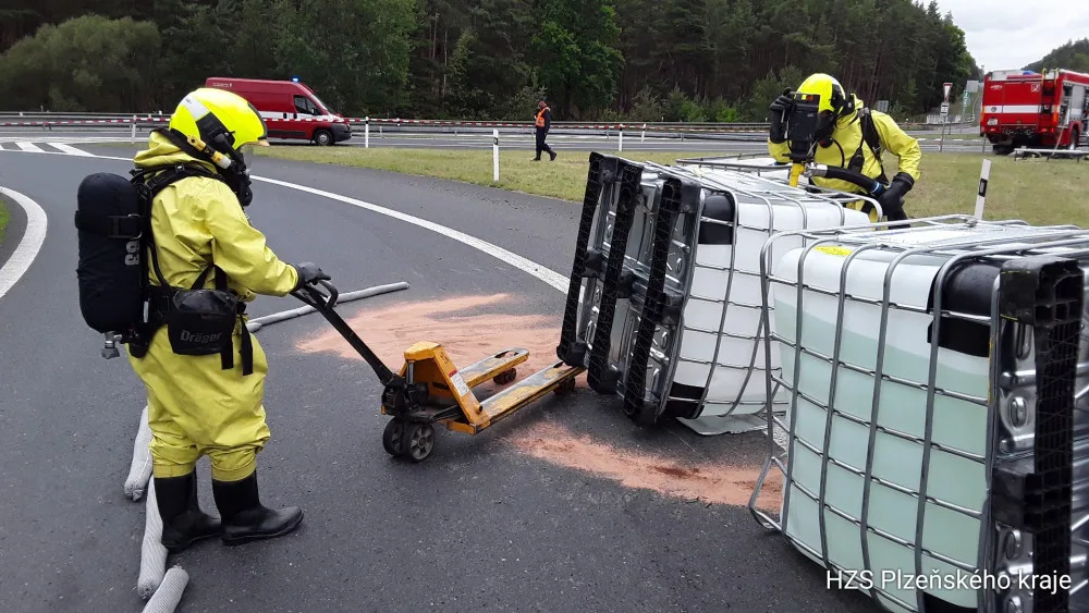 Auto převážející obří barely s louhem havarovalo za Plzní. Z nádob ležících na silnici uniklo malé množství látky