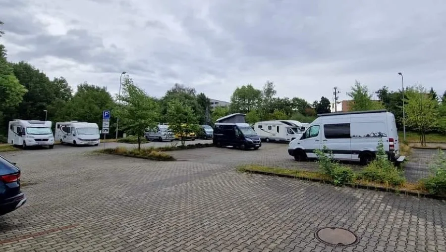 Na novém městském stání pro karavany u Škodalandu je stále plno