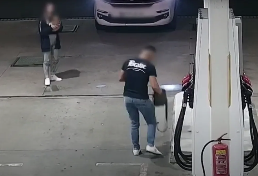 VIDEO: Turisté si přivlastnili zapomenutou tašku u benzinky na dálnici D5, policie je bleskově dopadla