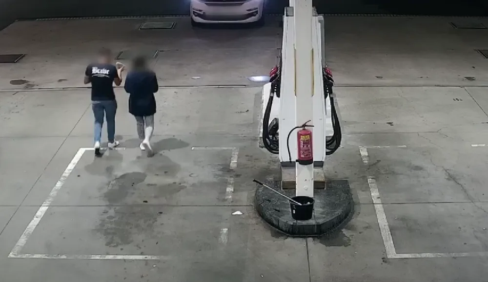 VIDEO: Turisté si přivlastnili zapomenutou tašku u benzinky na dálnici D5, policie je bleskově dopadla