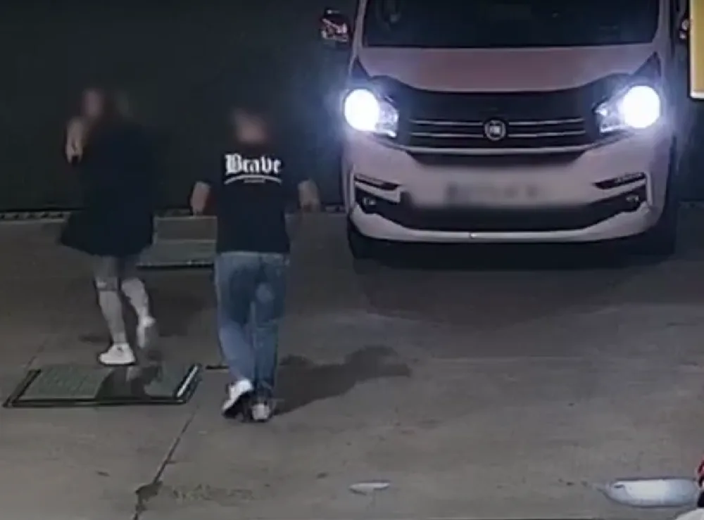 VIDEO: Turisté si přivlastnili zapomenutou tašku u benzinky na dálnici D5, policie je bleskově dopadla