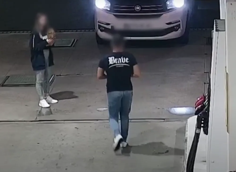 VIDEO: Turisté si přivlastnili zapomenutou tašku u benzinky na dálnici D5, policie je bleskově dopadla