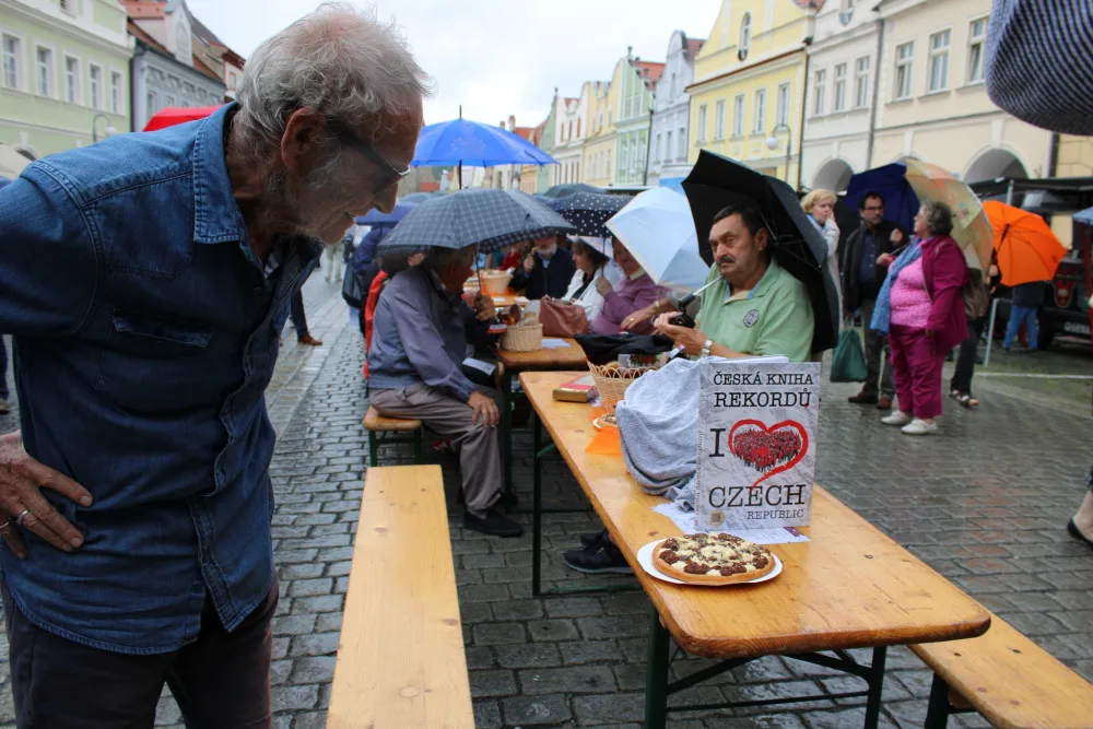 Nový český rekord padl v Domažlicích, lidé vytvořili nejdelší piknikový stůl v délce 100 metrů. Usedlo k němu 386 osob