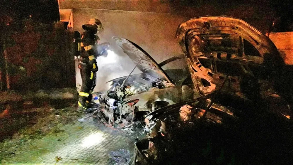 Ze tří osobních automobilů zbyla po nočním požáru jen ohořelá torza. Nelze vyloučit útok žháře