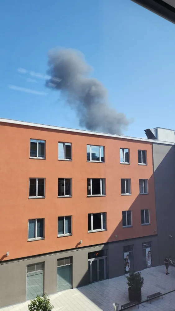 Dým z požáru sledovali lidé z mnoha míst v Plzni