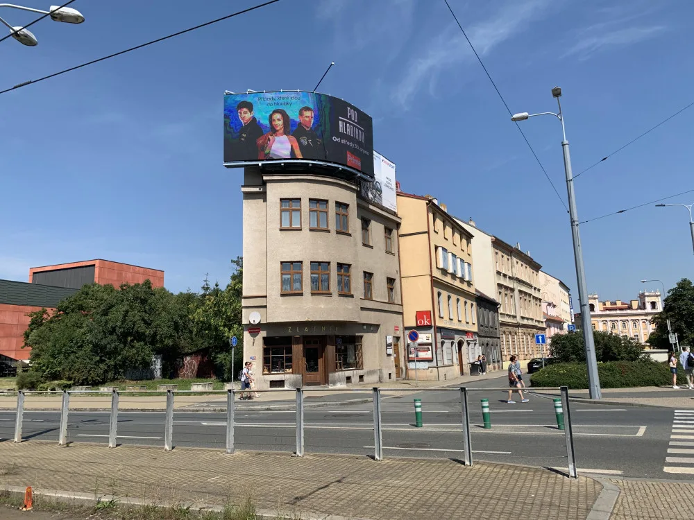 Ohyzdnost, říkají lidé k obří reklamní obrazovce v centru města. Podle stavebního zákona je vše v pořádku