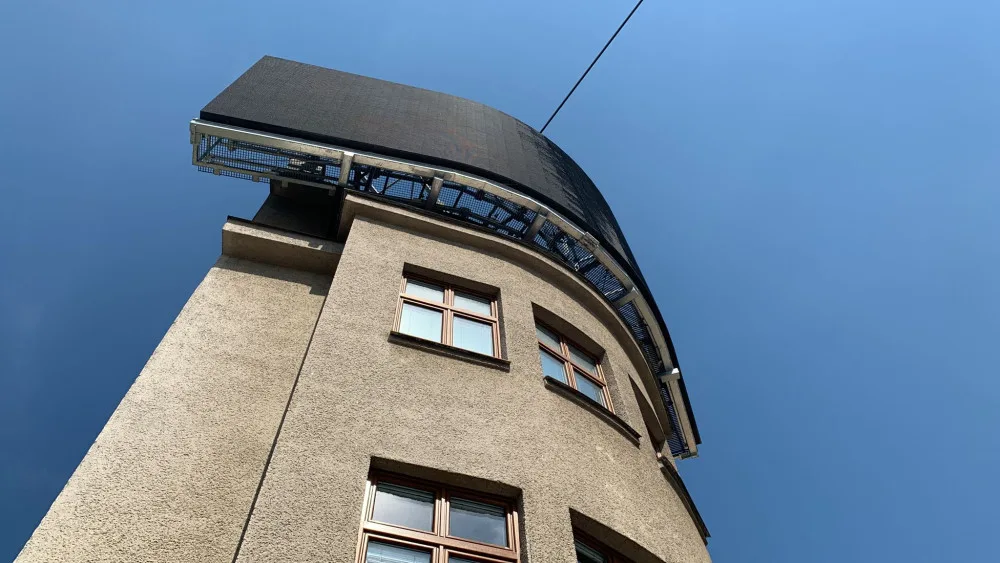 Ohyzdnost, říkají lidé k obří reklamní obrazovce v centru města. Podle stavebního zákona je vše v pořádku