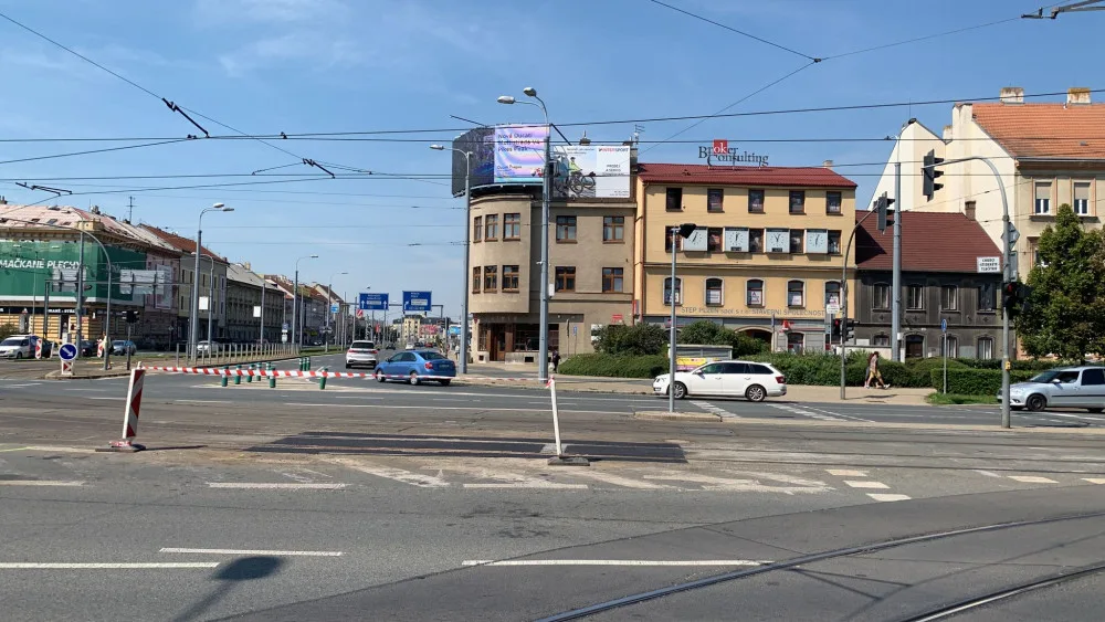 Ohyzdnost, říkají lidé k obří reklamní obrazovce v centru města. Podle stavebního zákona je vše v pořádku