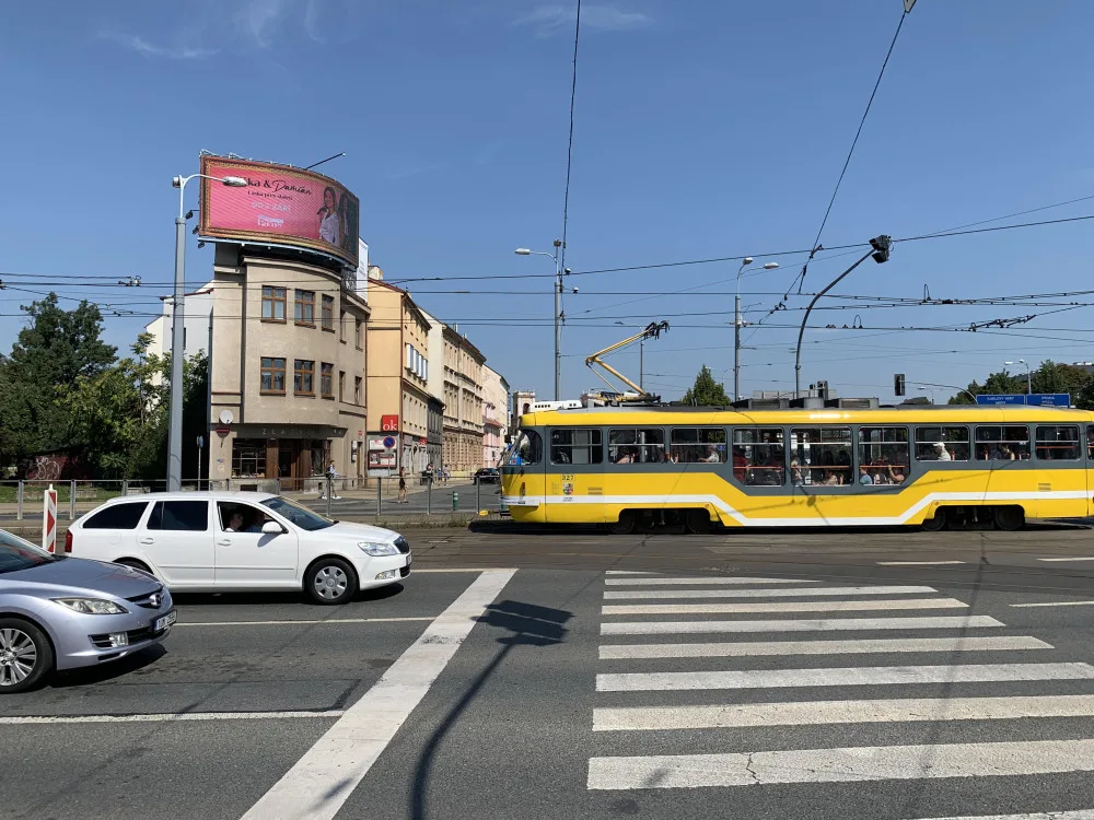 Ohyzdnost, říkají lidé k obří reklamní obrazovce v centru města. Podle stavebního zákona je vše v pořádku
